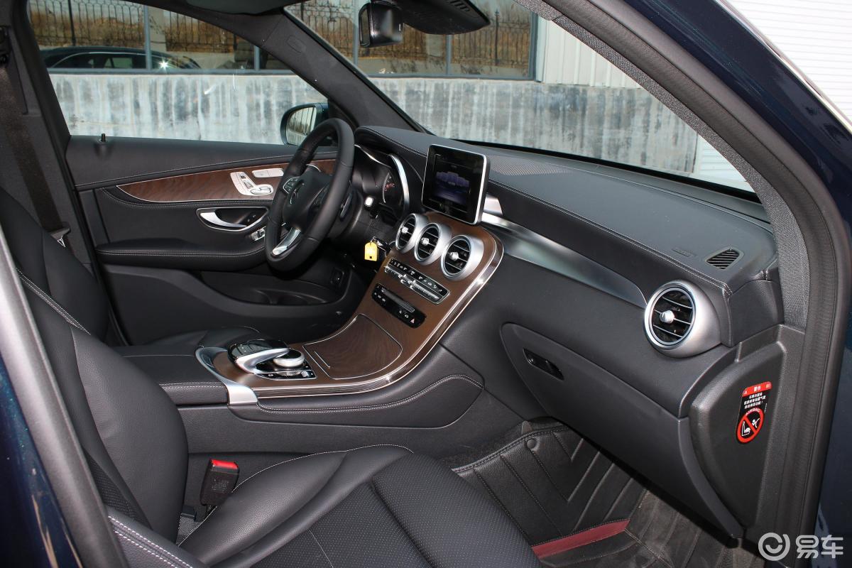 【奔驰glc2019款glc 300 l 4matic 动感版内饰全景副驾驶员方向汽车
