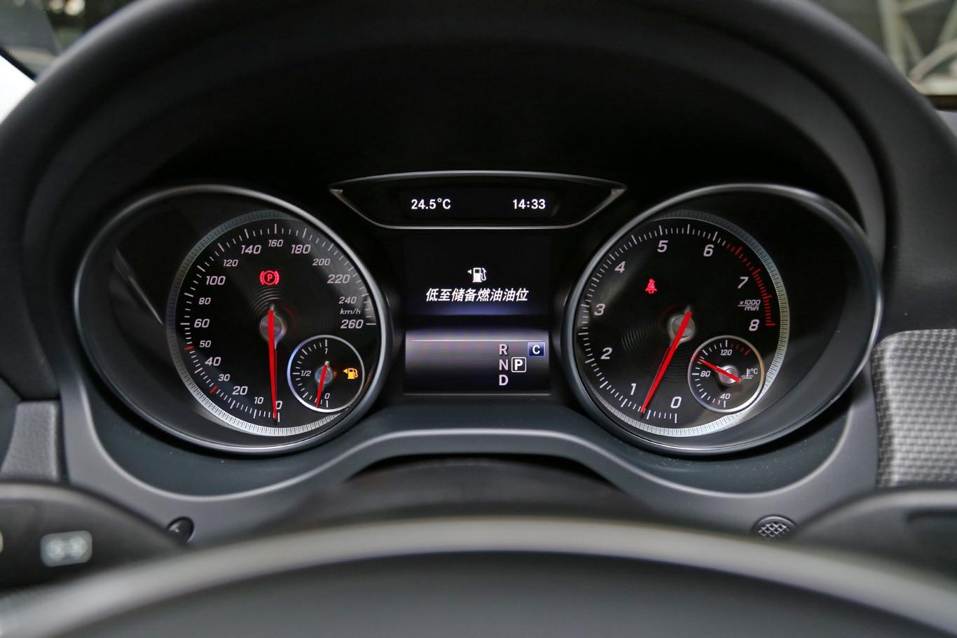 奔驰glagla 200 动感版仪表盘