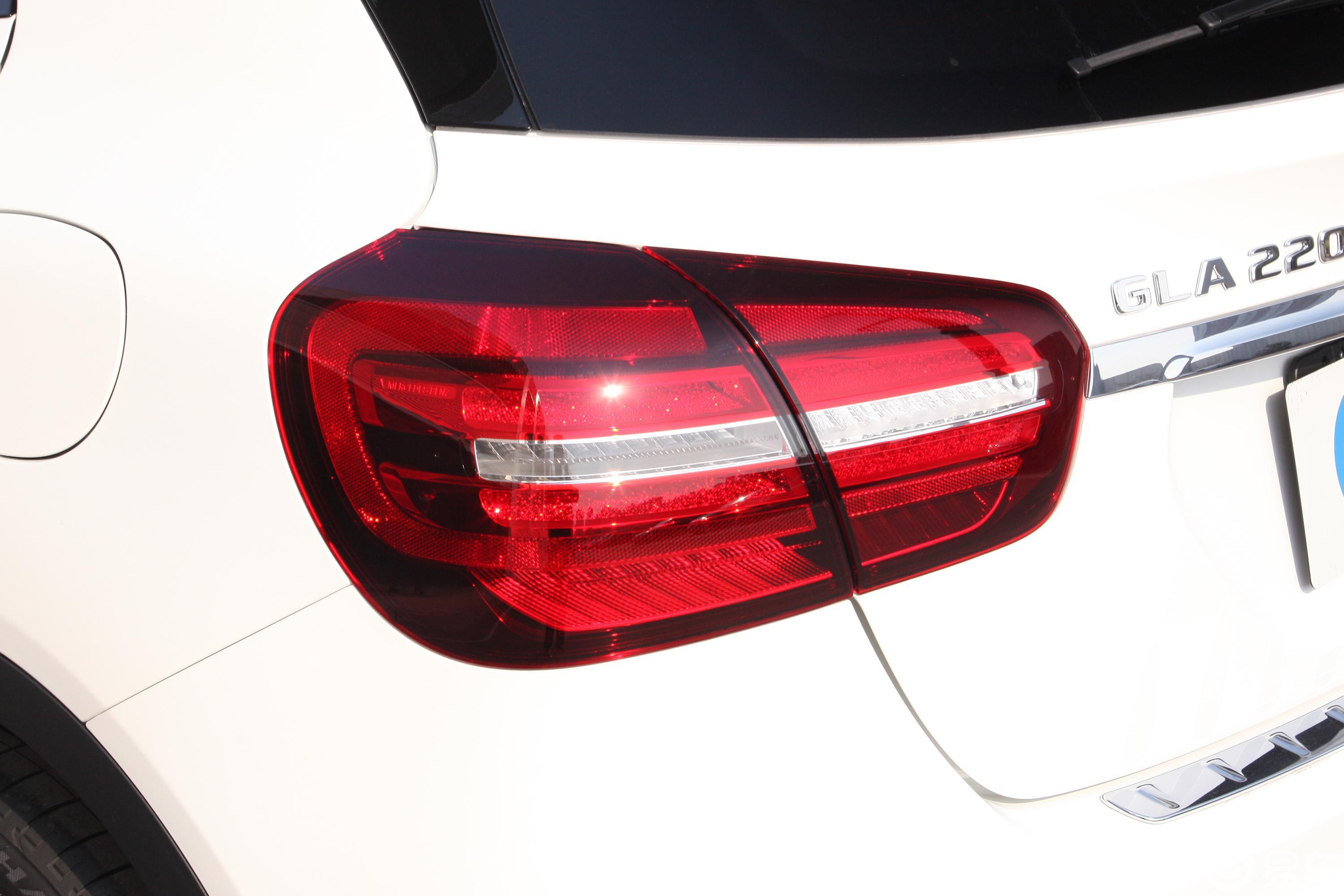 【奔驰gla2019款gla 220 4matic 运动版尾灯侧45度俯拍汽车图片-汽车