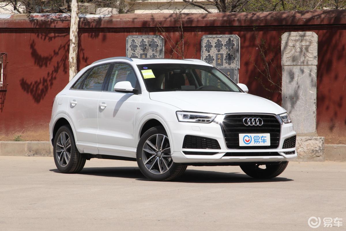 【奥迪q32018款30 tfsi 时尚典藏版侧前45度车头向右水平汽车图片