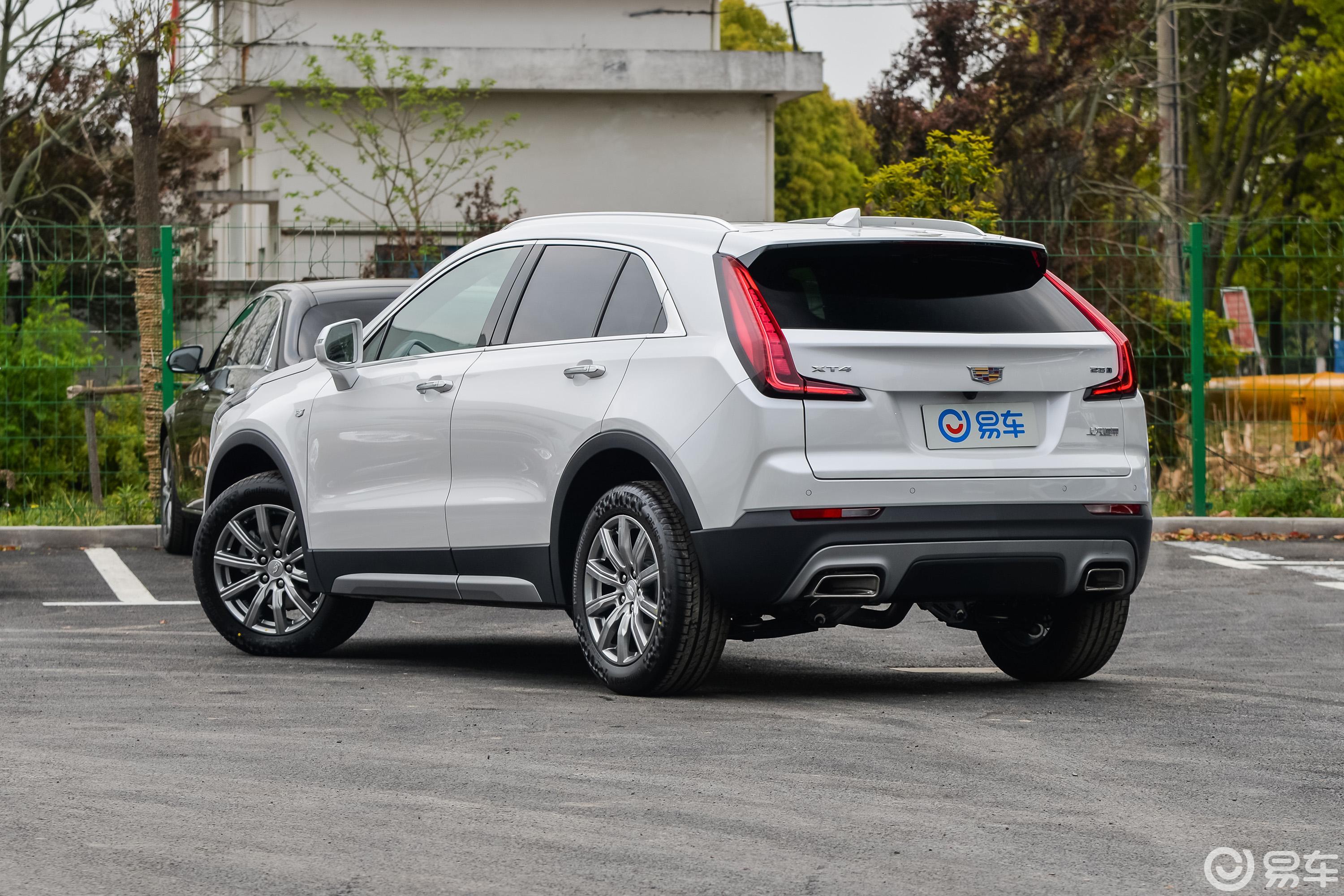 【凯迪拉克xt42018款28t 两驱 领先版侧前45度车头向右水平汽车图片