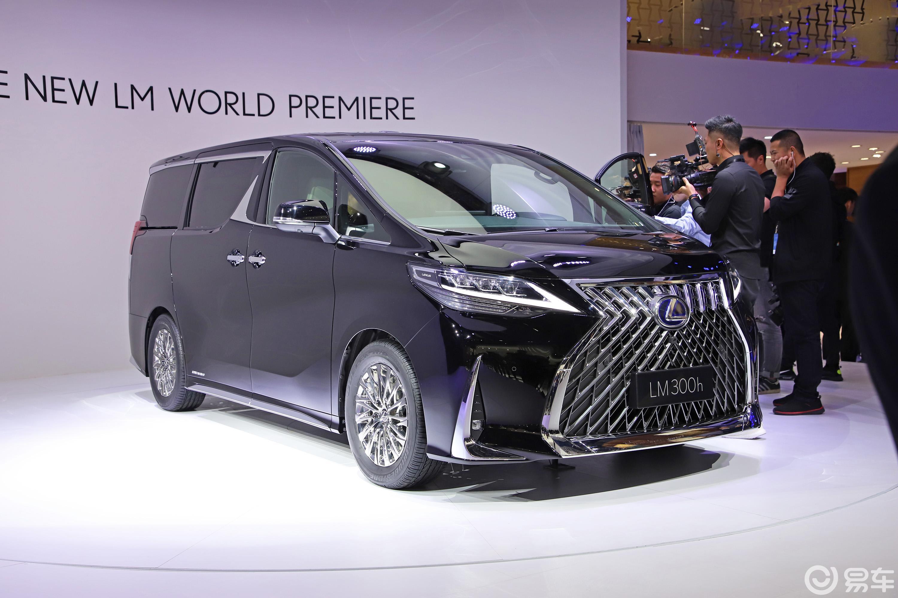 【雷克萨斯lm2020款300h 御世版 4座侧前45度车头向右水平汽车图片