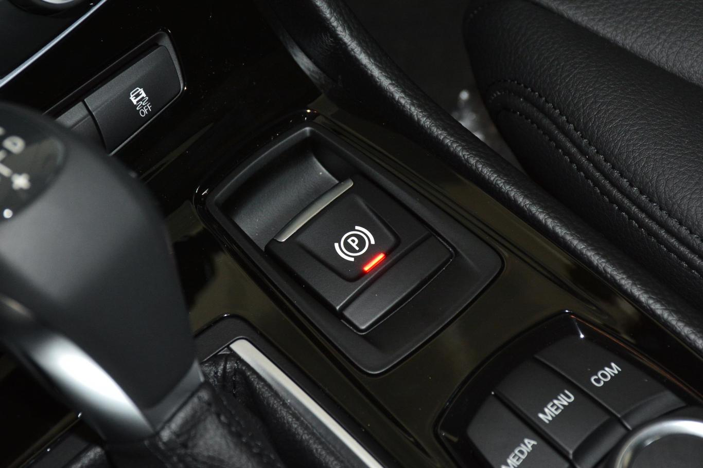 【宝马2系旅行车218i 领先版驻车制动图片-汽车图片大全】-易车