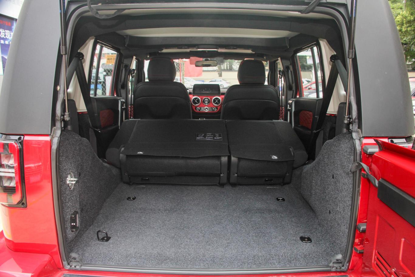 北京bj40城市猎人版 2.0t 手自一体 四驱 尊享版 国v两排全部放倒