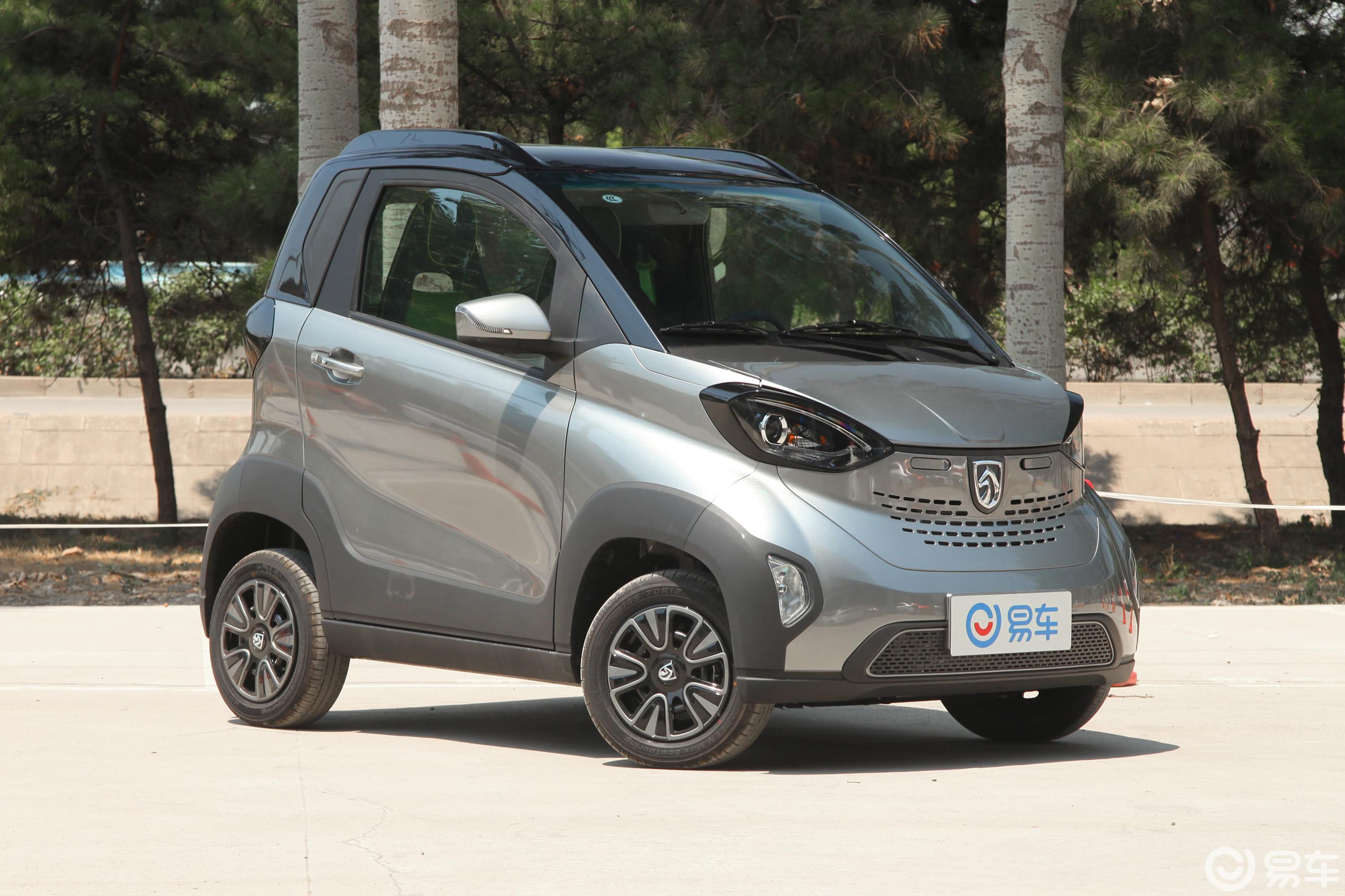 【宝骏e1002019款智享版侧前45度车头向右水平汽车图片-汽车图片大全