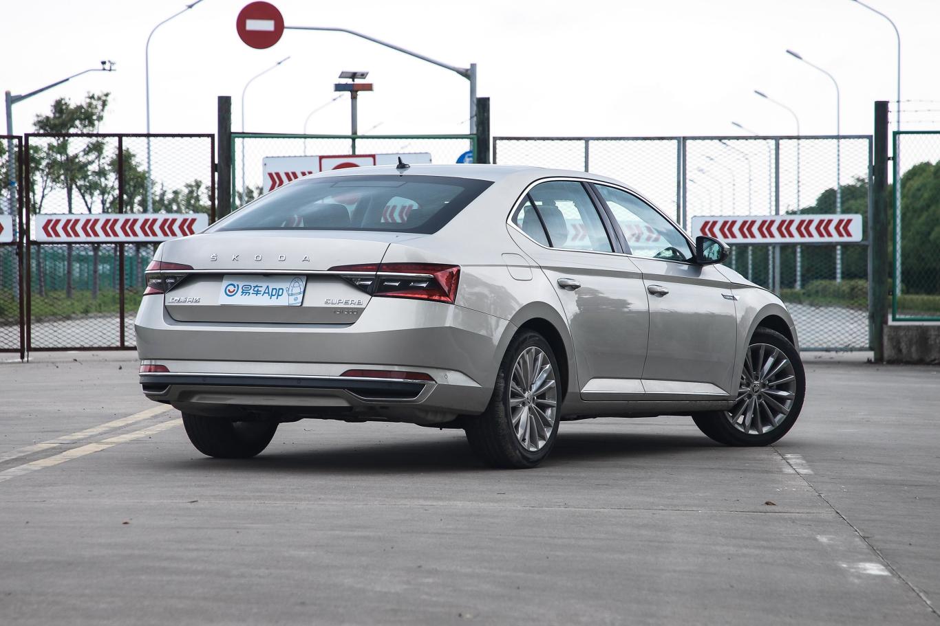 速派tsi380 双离合 旗舰版侧后45度车头向右水平