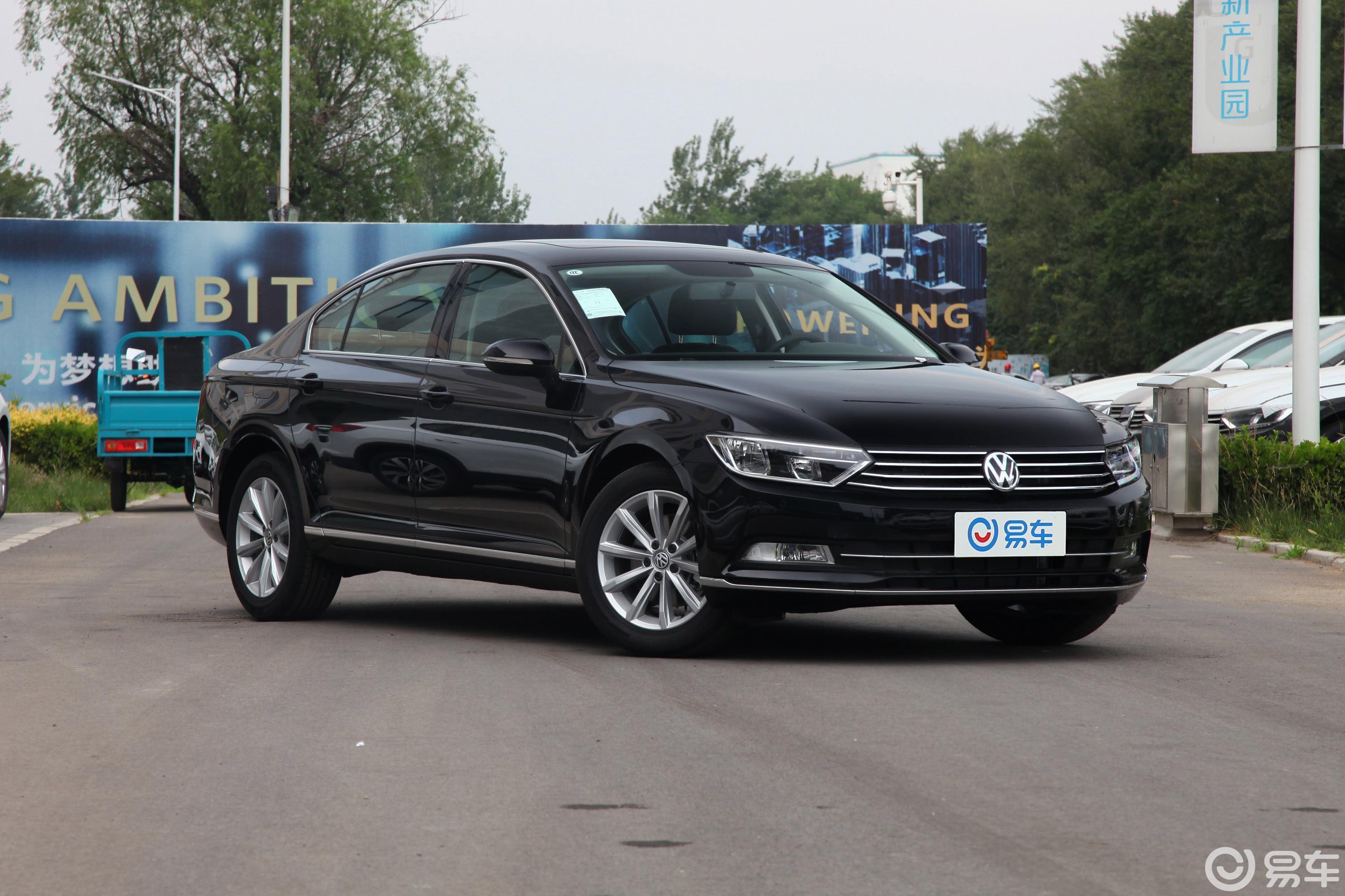 【迈腾2019款280tsi 双离合 领先型 国vi侧前45度车头向右水平汽车