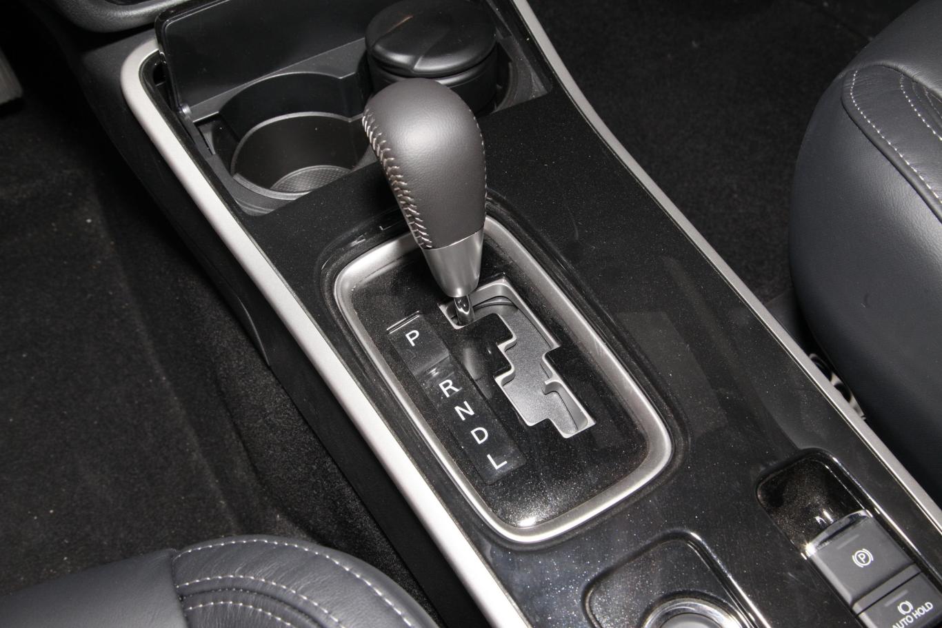 欧蓝德2.4l cvt 四驱 致享版 5座 国vi换挡杆