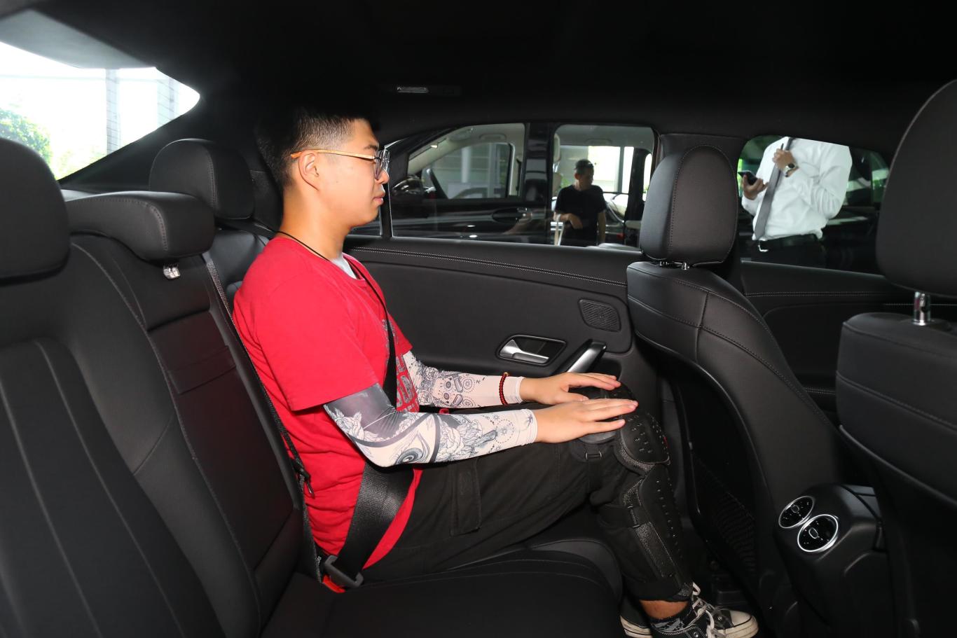 奔驰a级改款 a 200 l后排空间体验