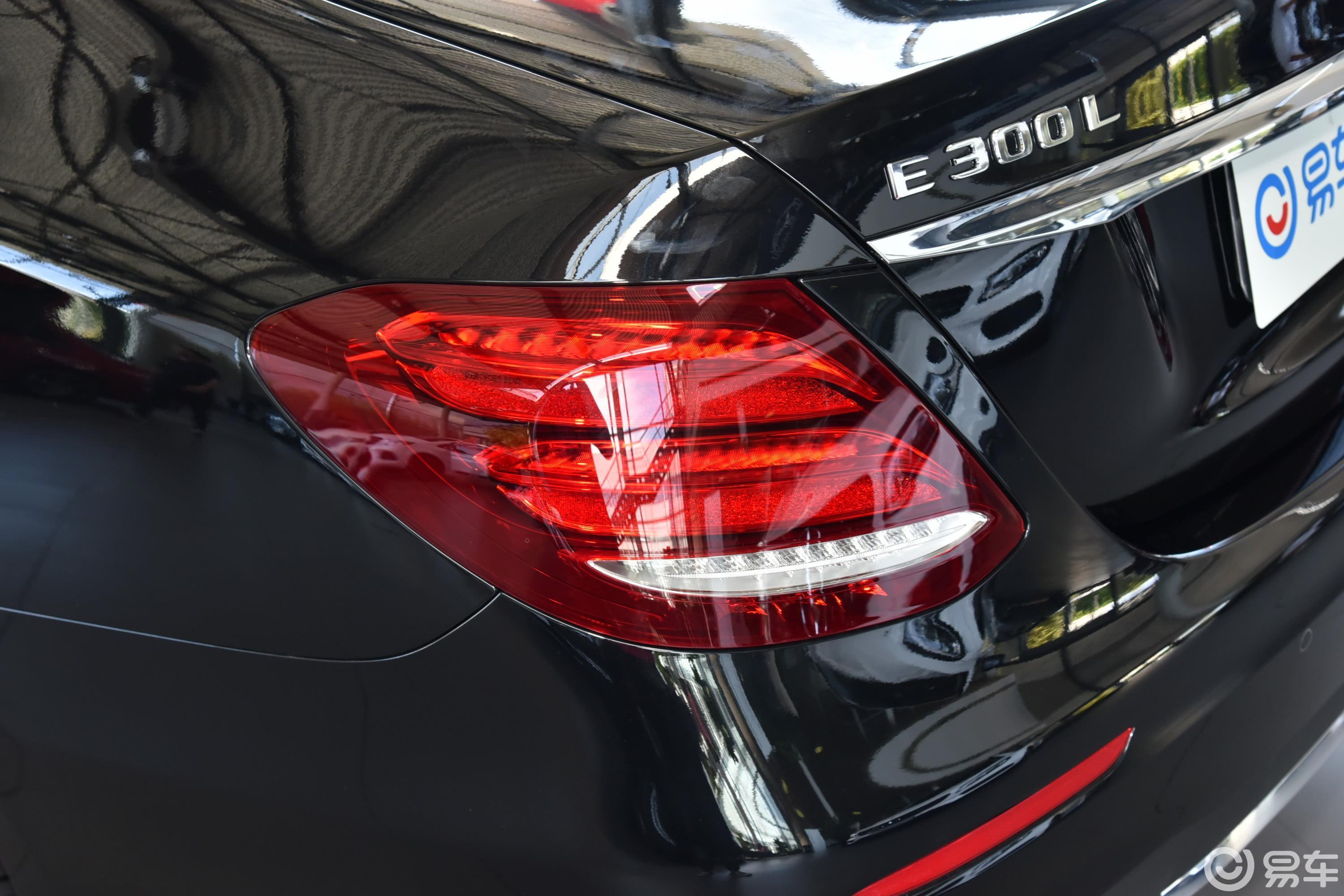 【奔驰e级2019款e 300 l 豪华版 运动轿车尾灯侧45度俯拍汽车图片