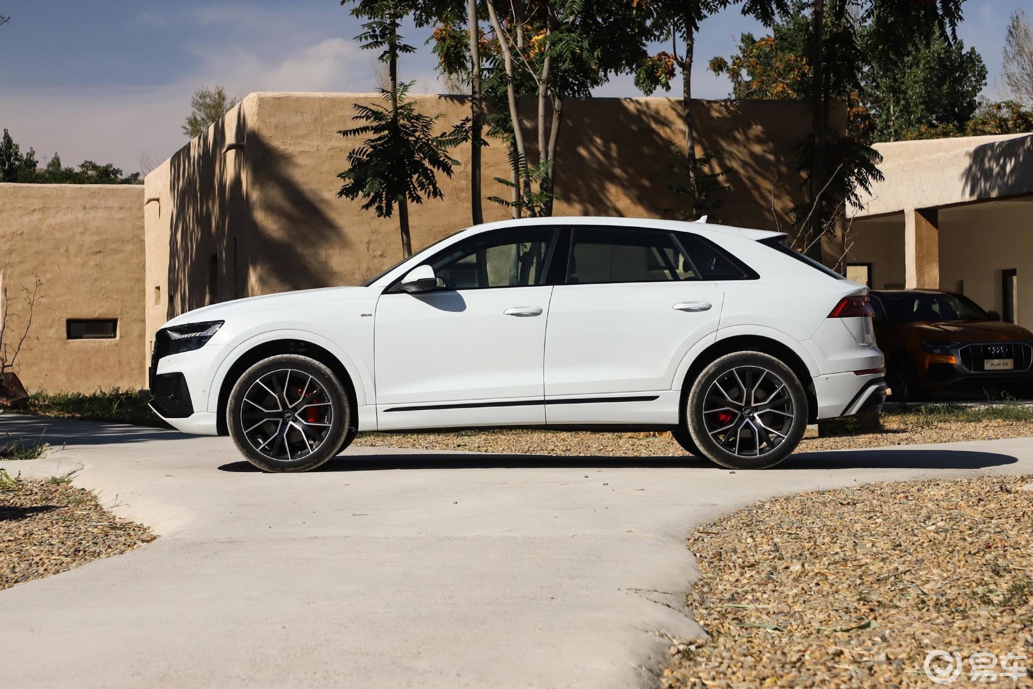 【奥迪q82019款55 tfsi quattro 臻选动感型正侧车头向左水平汽车图片