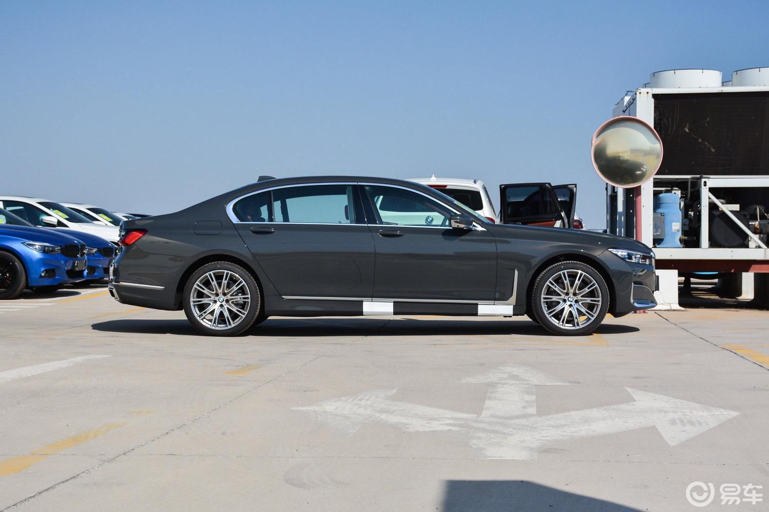 【宝马7系2019款740li xdrive 行政型 豪华套装正侧车头向右水平汽车