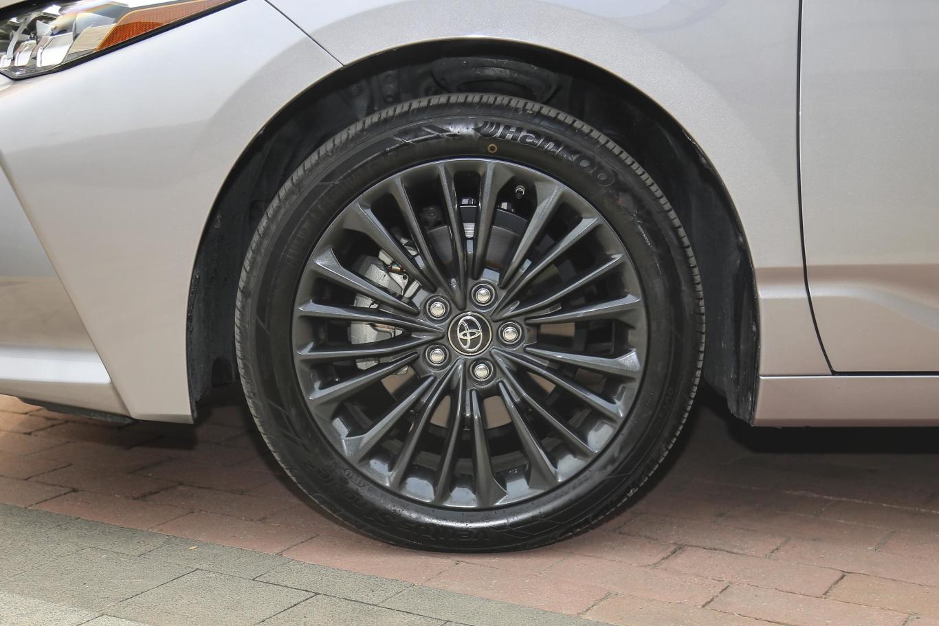 亚洲龙2.0l cvt xle尊贵版 国vi前轮毂造型