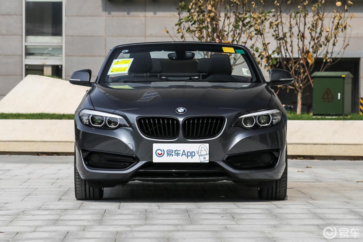 【宝马2系2019款敞篷轿跑车 225i 运动设计套装侧前45度车头向右水平