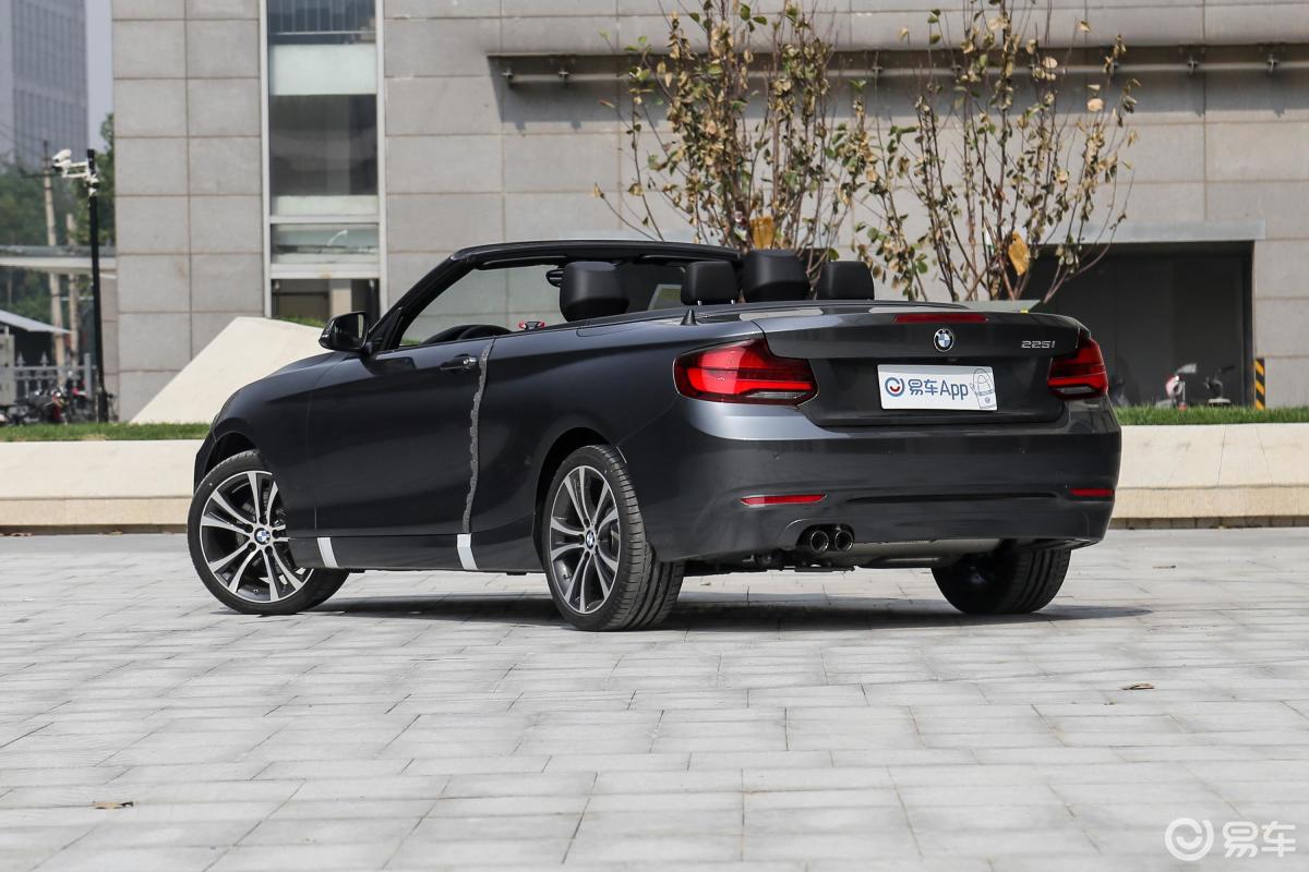 【宝马2系2019款敞篷轿跑车 225i 运动设计套装侧后45度车头向左水平