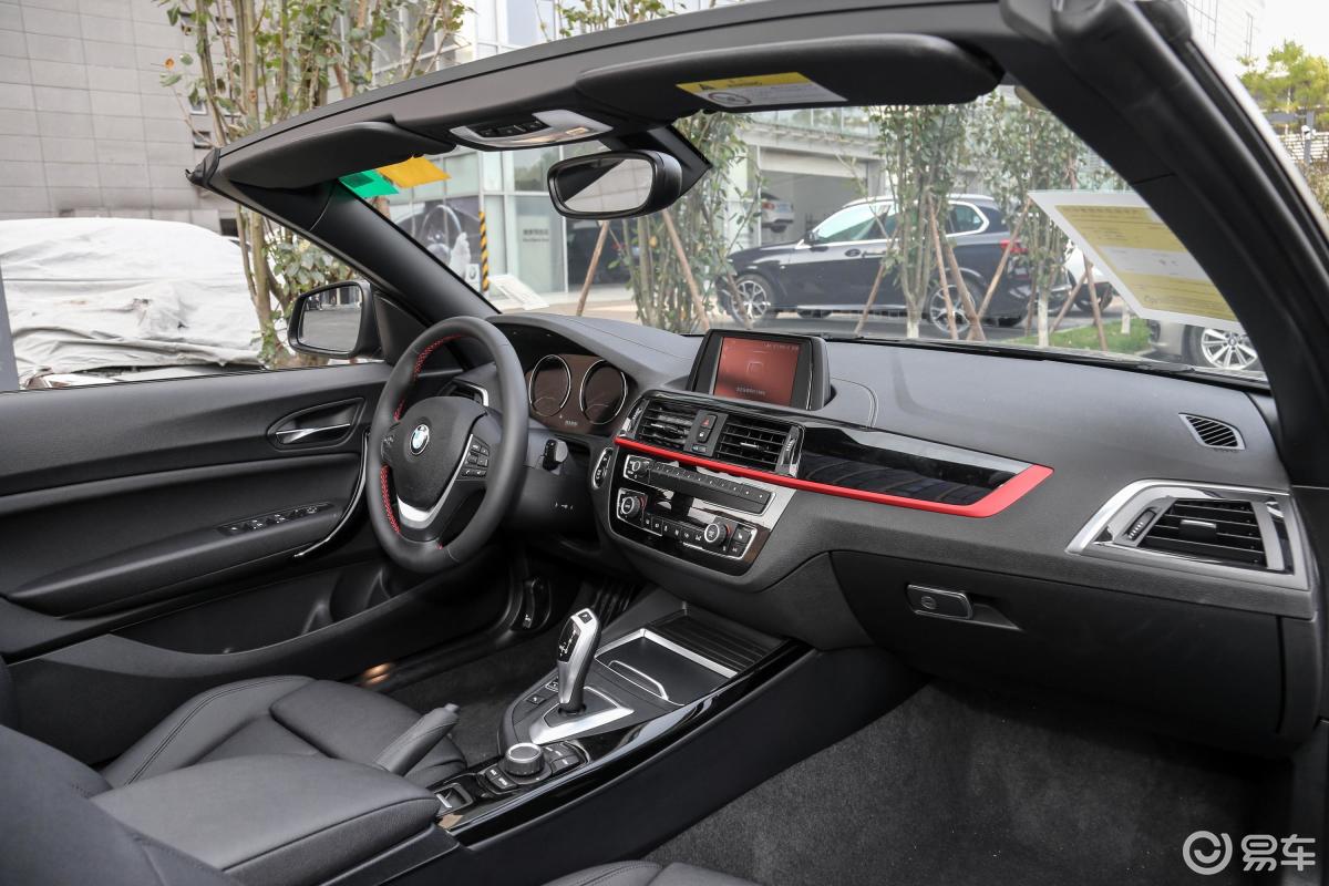 【宝马2系2019款敞篷轿跑车 225i 运动设计套装内饰全景副驾驶员方向