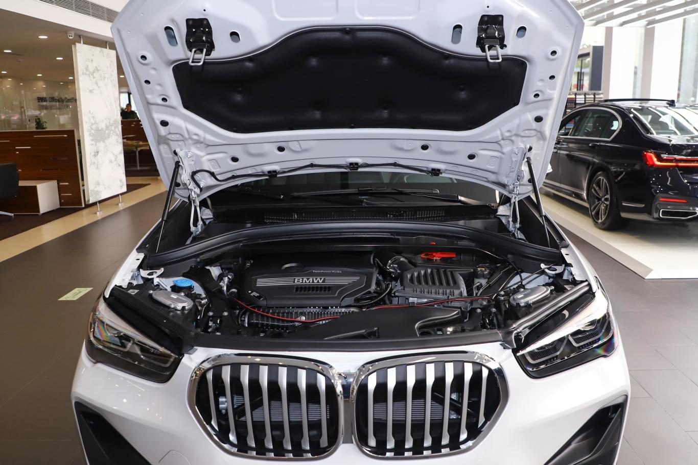 宝马x1sdrive25li 领先型发动机舱整体