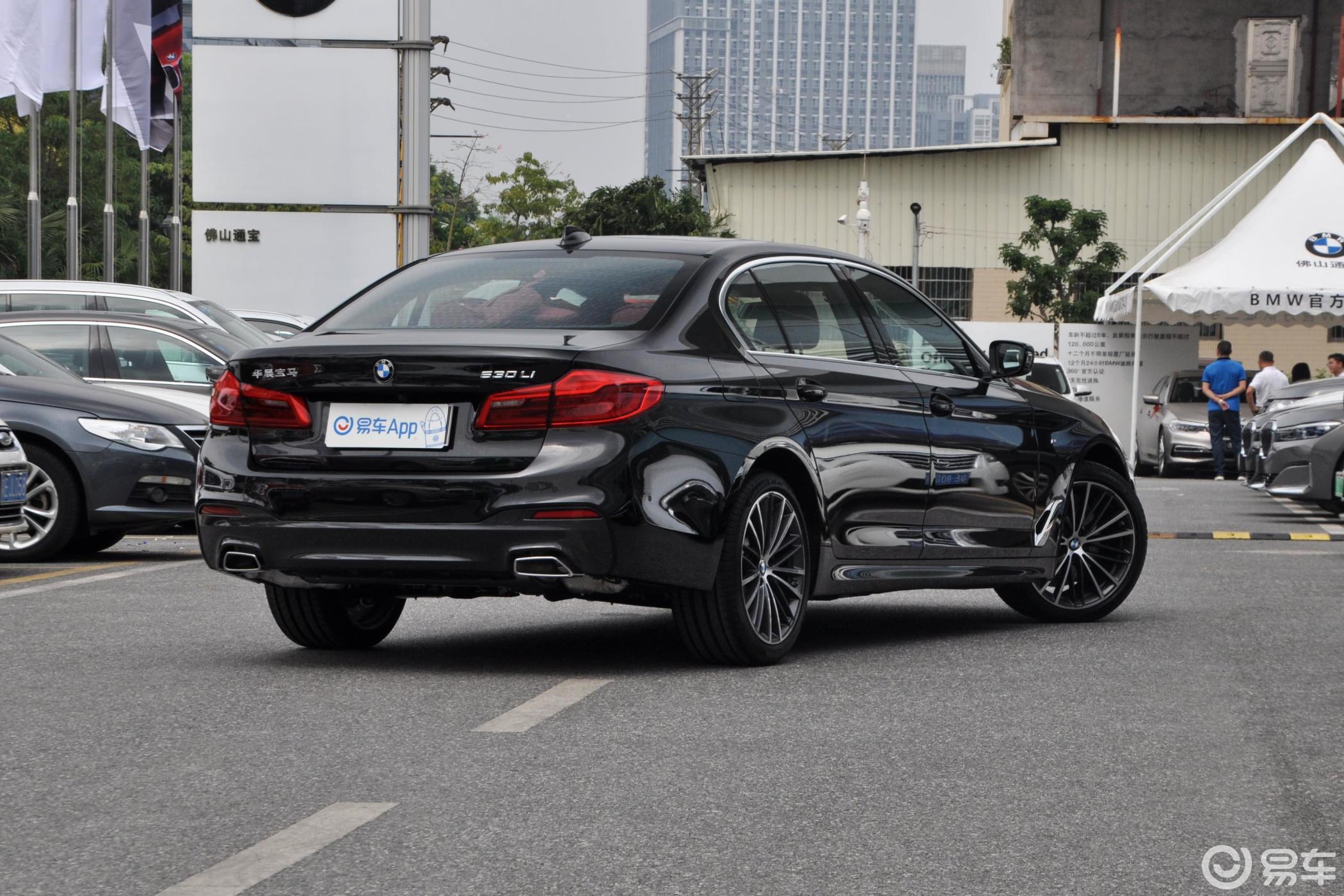 【宝马5系2020款530li xdrive m运动套装侧后45度车头向右水平汽车