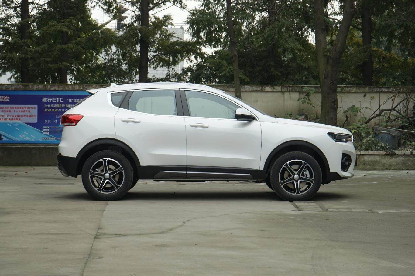 哈弗h4乐享版 1.5t 手动 智 国vi正侧车头向右水平