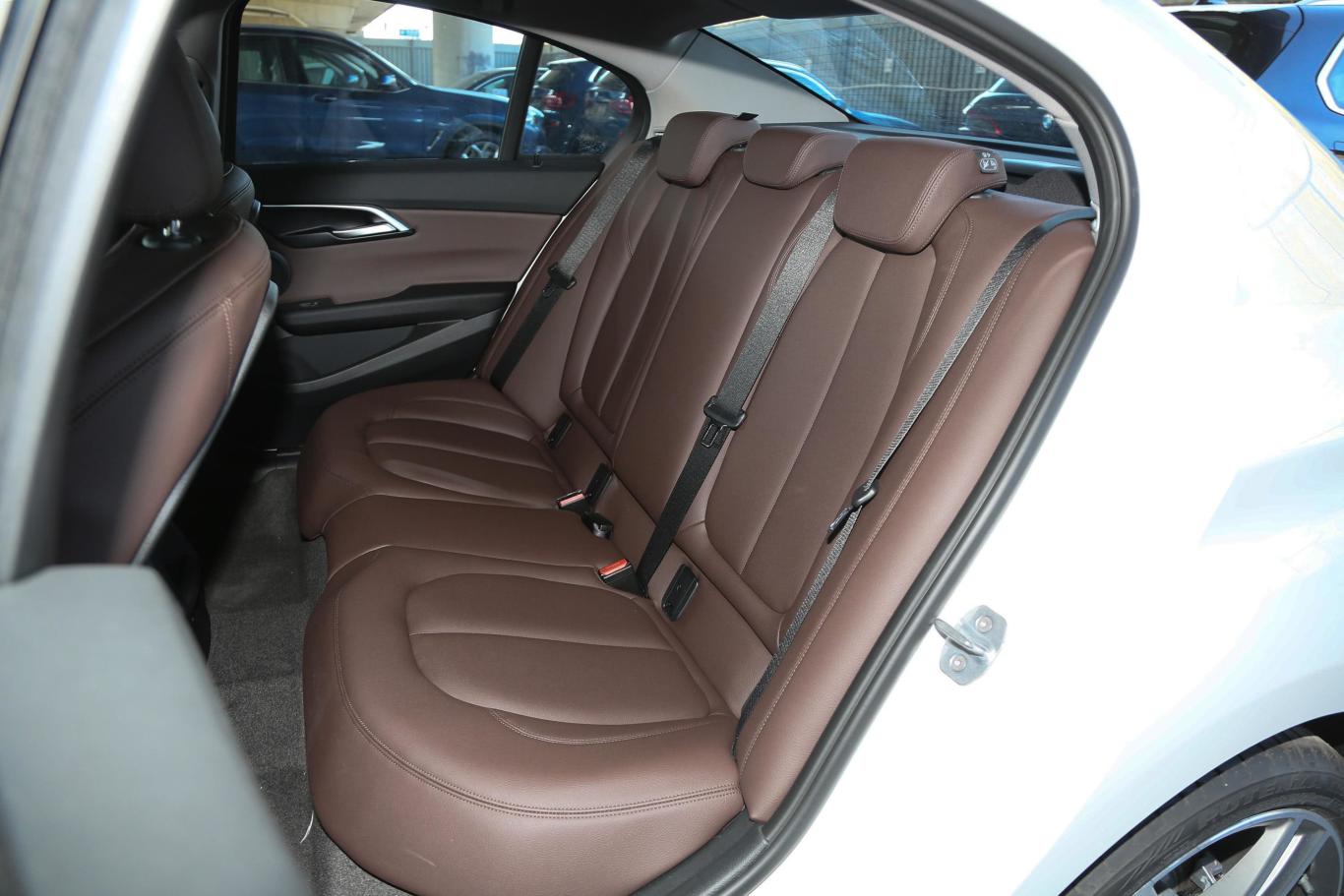 宝马1系125i m运动套装后排座椅