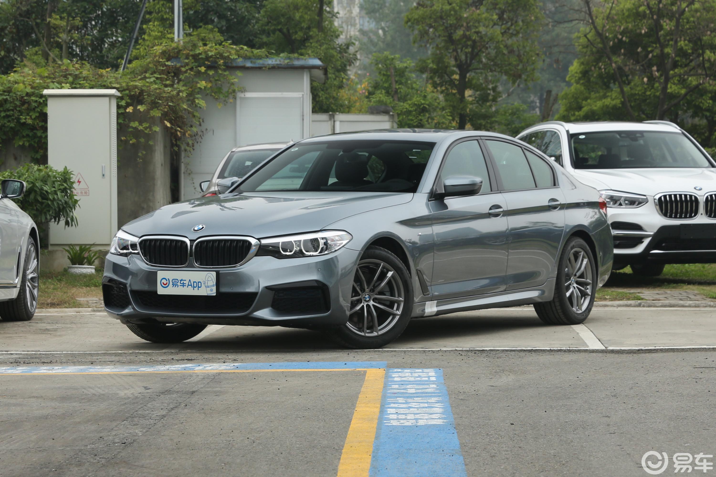 【宝马5系2020款525i m运动套装侧前45度车头向左水平汽车图片-汽车