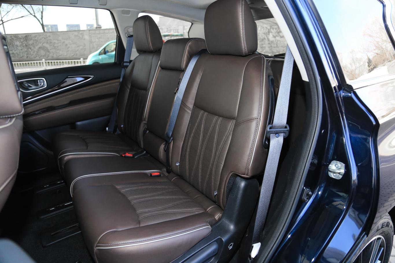 英菲尼迪qx60(进口)2.5 s/c hybrid 全能版后排座椅