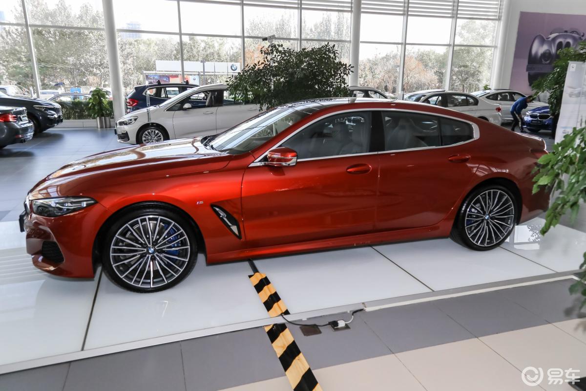 【宝马8系2019款四门轿跑车 840i m运动套装正侧车头向左水平汽车图片