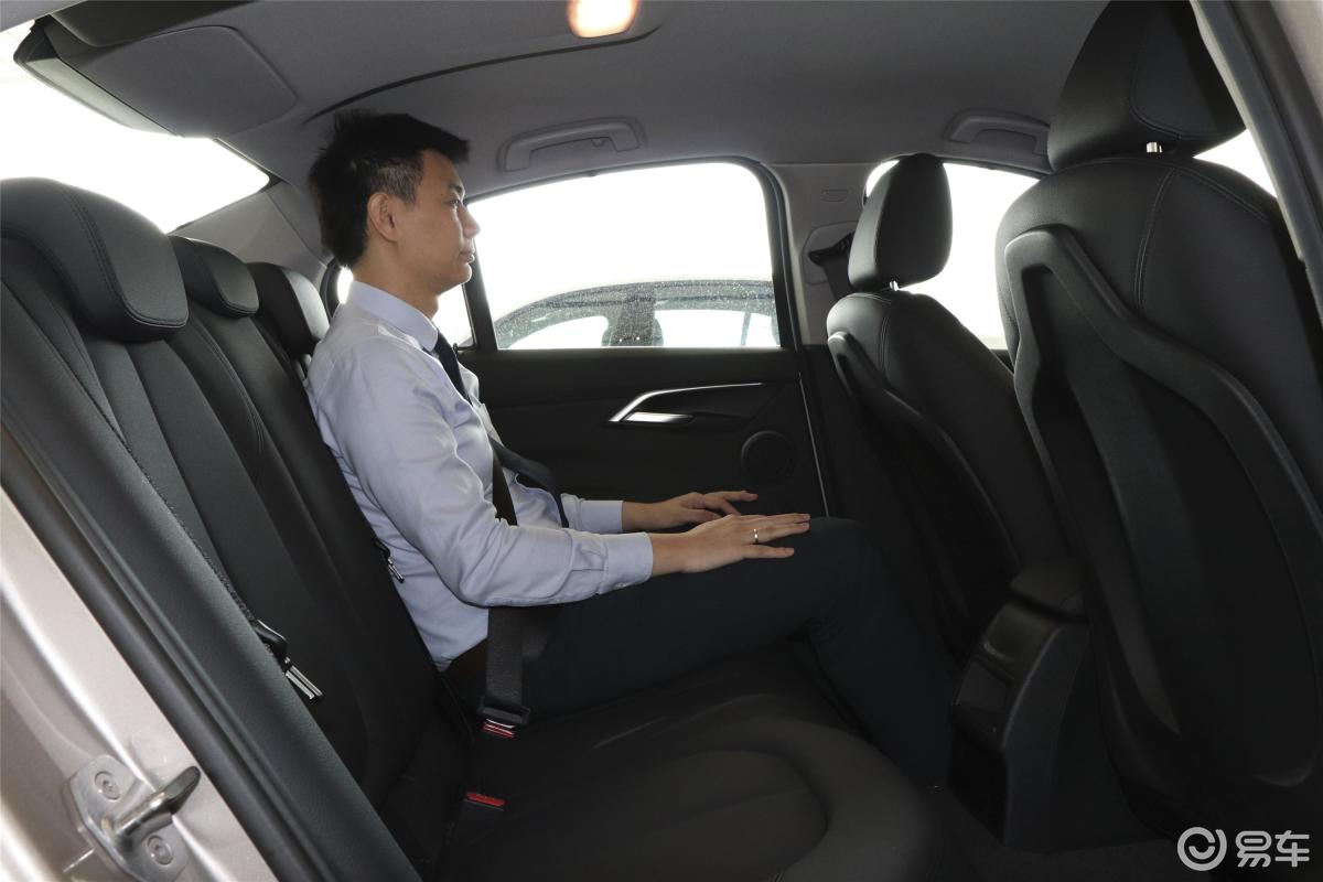 【宝马1系2020款120i 时尚版后排空间体验汽车图片-汽车图片大全】