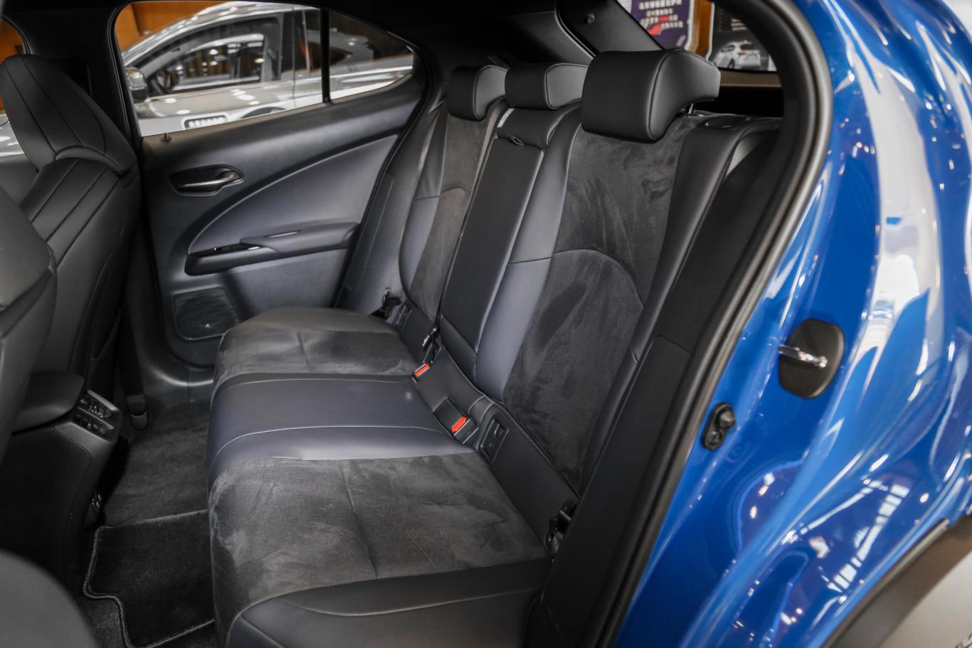 雷克萨斯ux200 f sport版空间