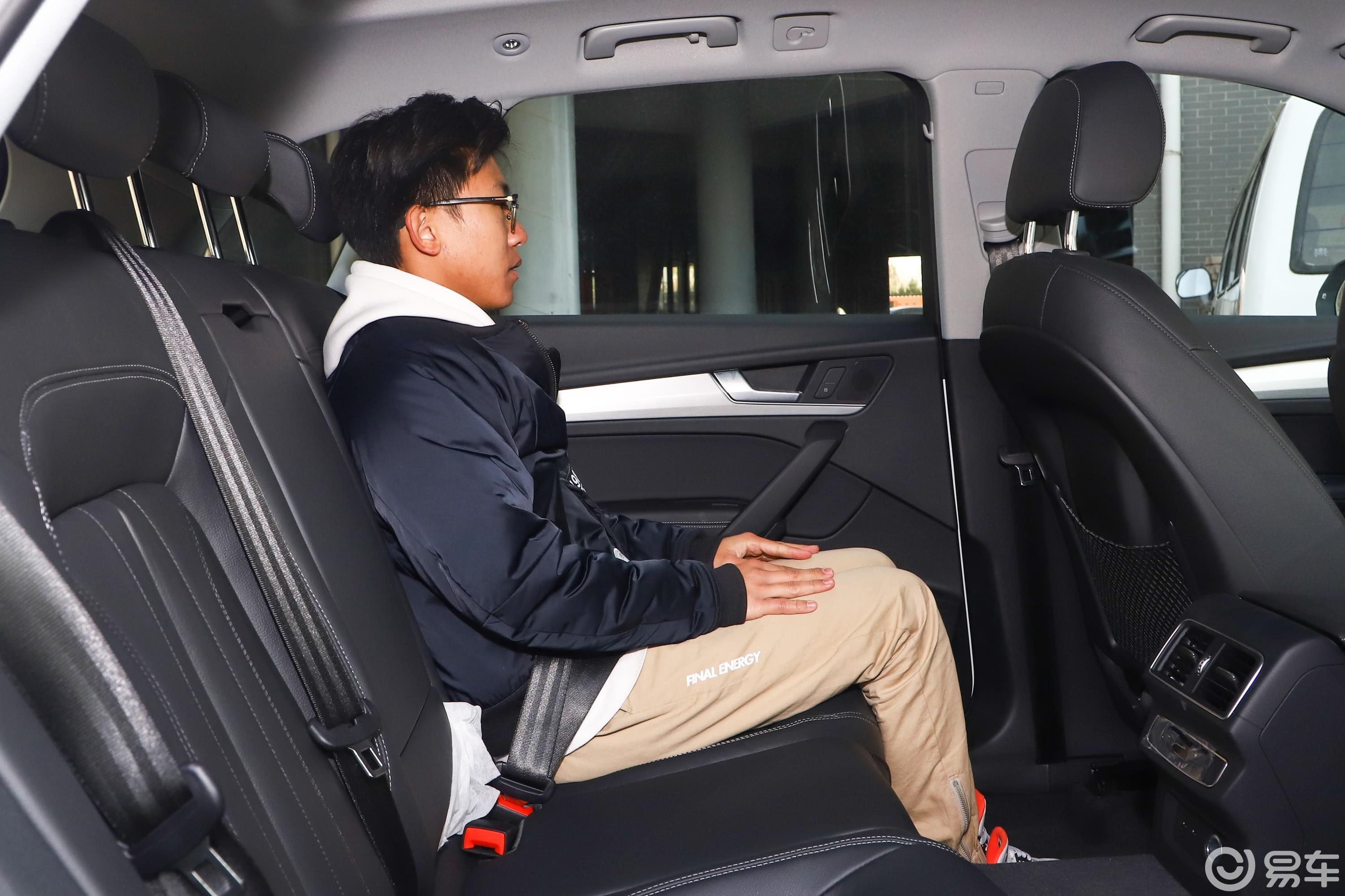 【奥迪q5l2020款40 tfsi 荣享时尚型后排空间体验汽车图片-汽车图片
