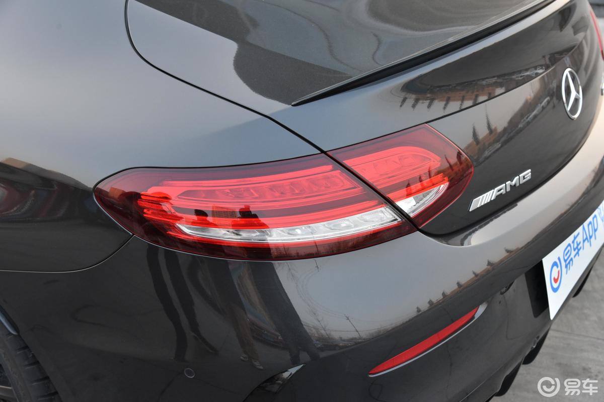 【奔驰c级 amg2019款c 43 4matic 轿跑车尾灯侧45度俯拍汽车图片-汽车