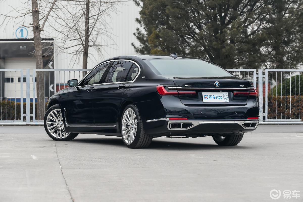 【宝马7系2019款m760li xdrive v12 豪华套装侧后45度车头向左水平