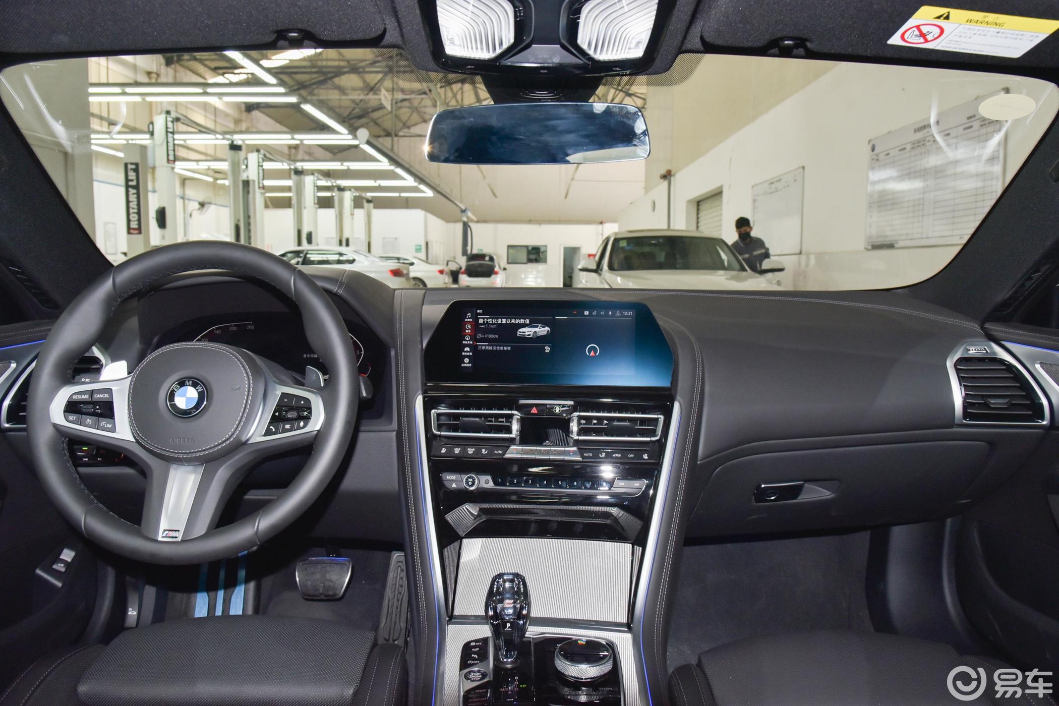 【宝马8系2019款双门轿跑车 840i m运动套装内饰全景正拍汽车图片