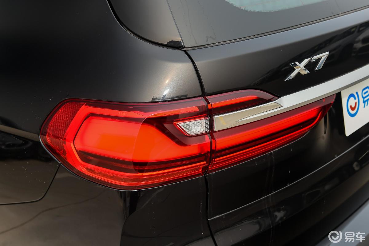 【宝马x72020款xdrive40i 行政型 豪华套装尾灯侧45度俯拍汽车图片