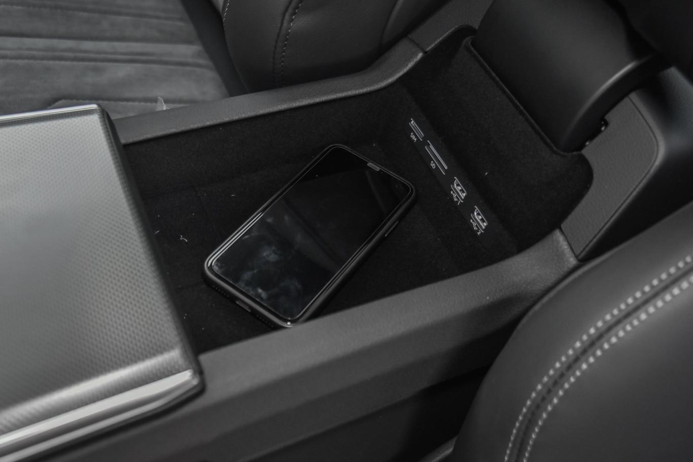 奥迪a6l40 tfsi 豪华动感版前排扶手箱储物格