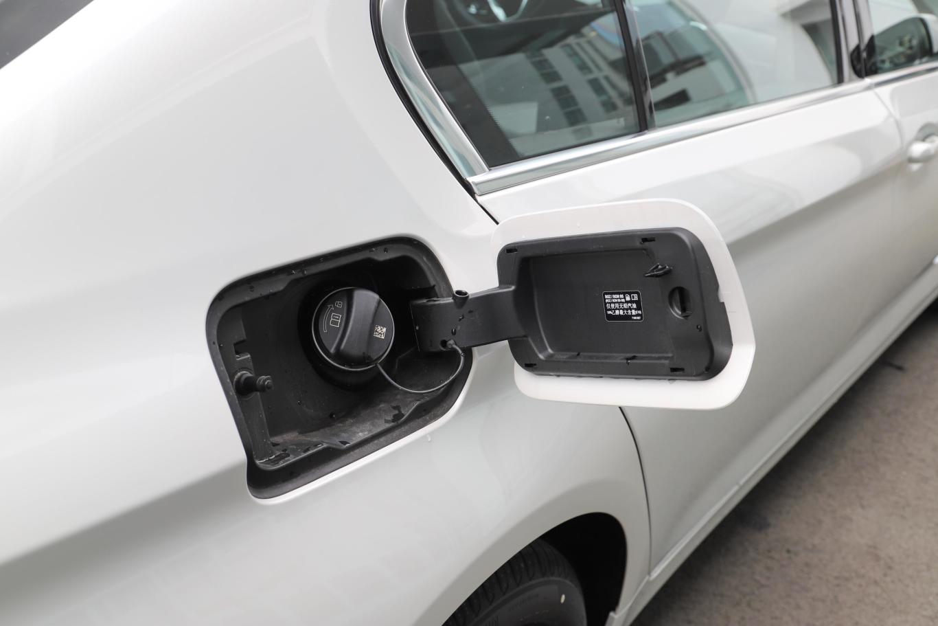 宝马5系530li 领先型 豪华套装油箱盖