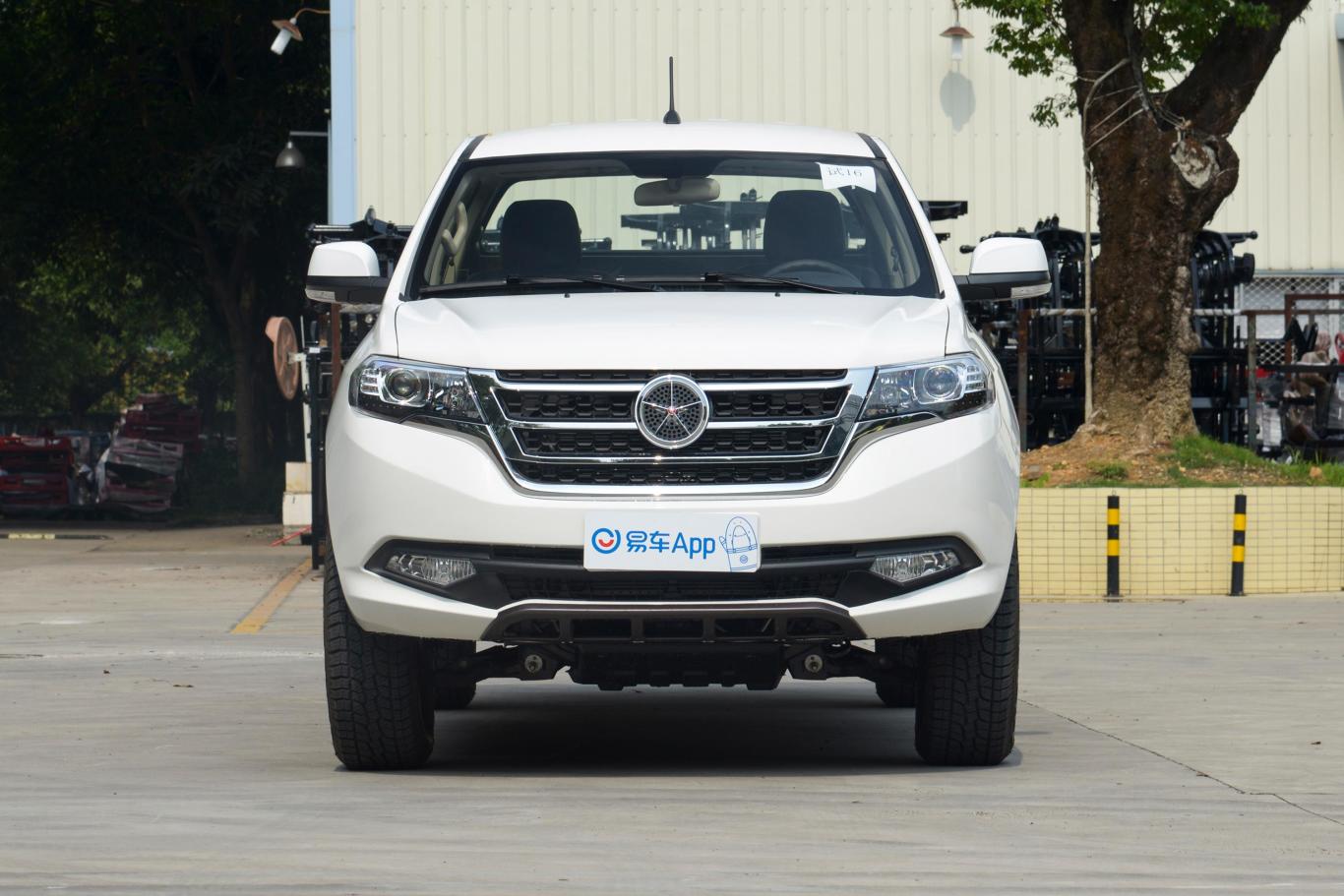 大运皮卡2.0t 四驱长轴尊享型 柴油正前水平