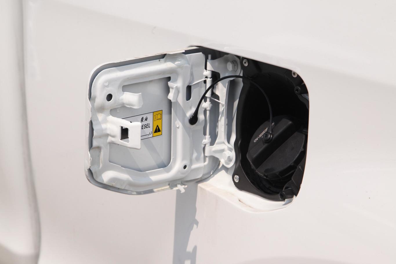 福田征服者32.0t 手动 两驱 长轴 乐享型 柴油油箱盖