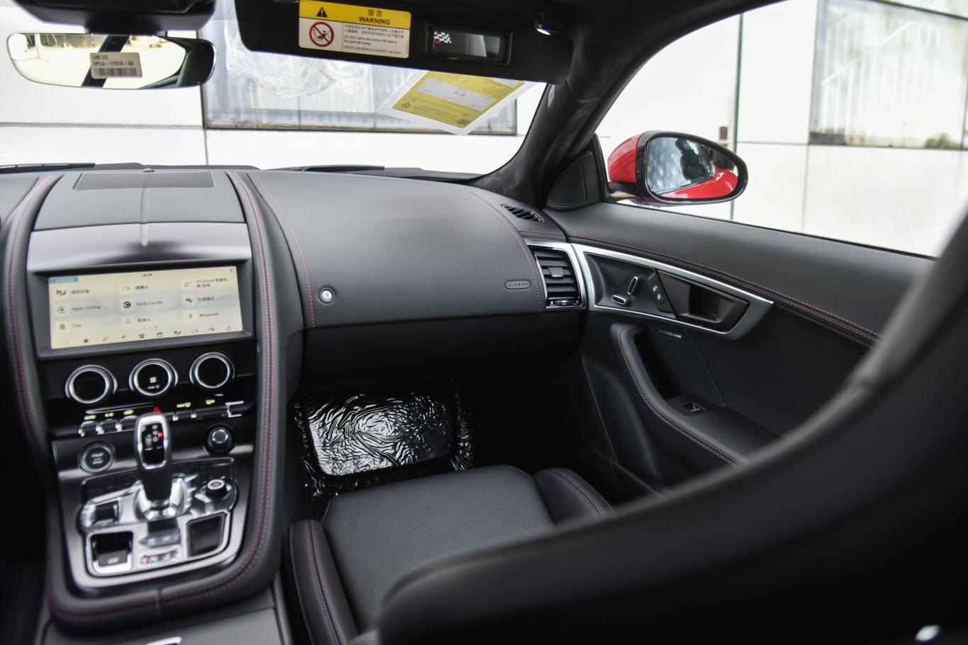 捷豹f-type2.0t 赛旗版副驾驶位区域