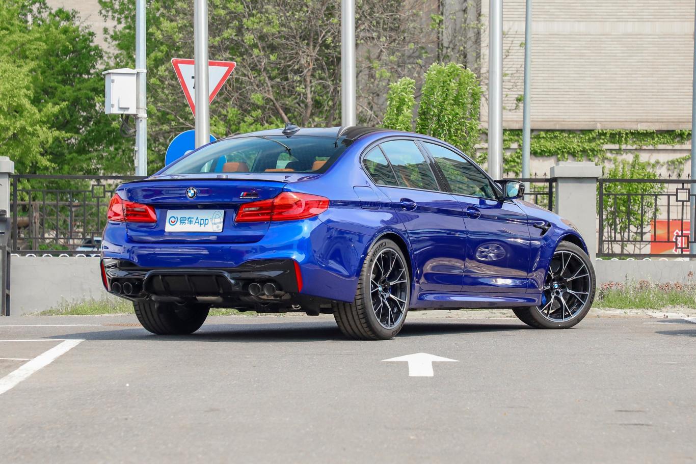 宝马m5m5 雷霆版外观