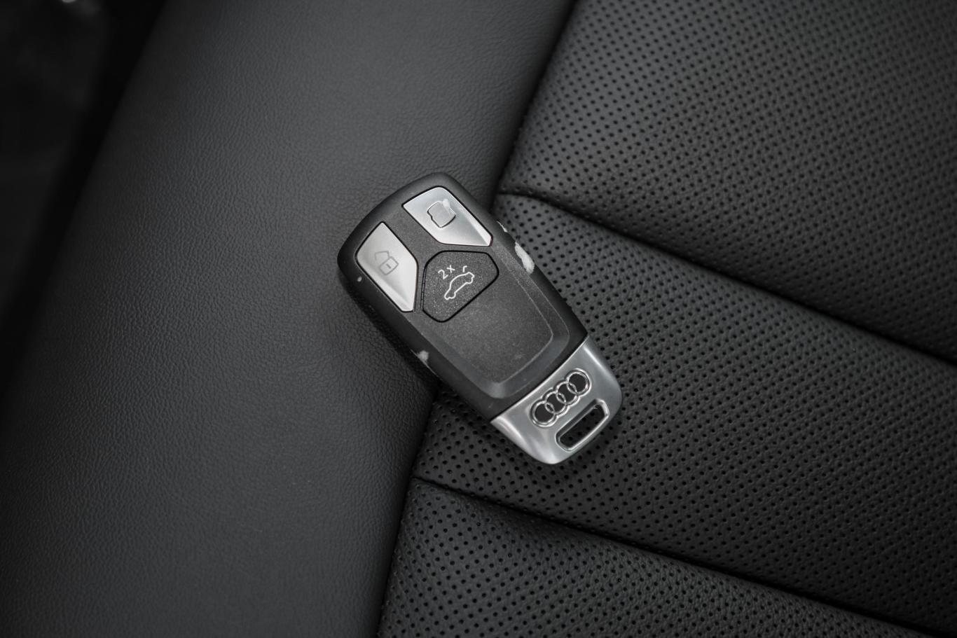 奥迪a4l40 tfsi quattro 豪华致雅型钥匙正面