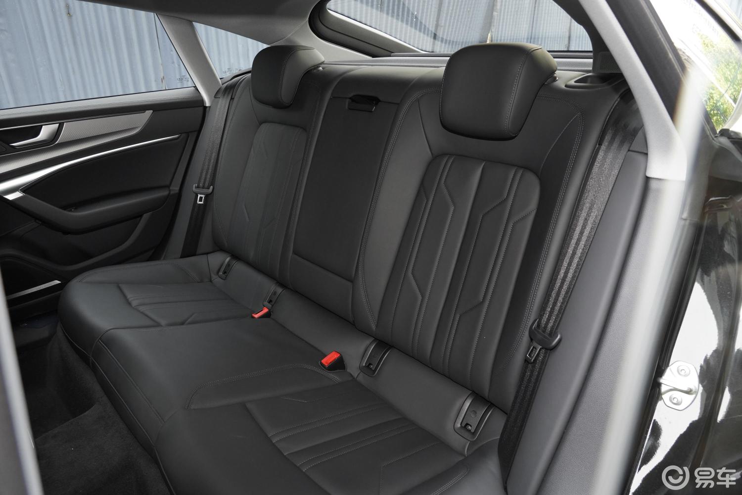 【奥迪a72020款45 tfsi 臻选型后排座椅汽车图片-汽车图片大全】-易车