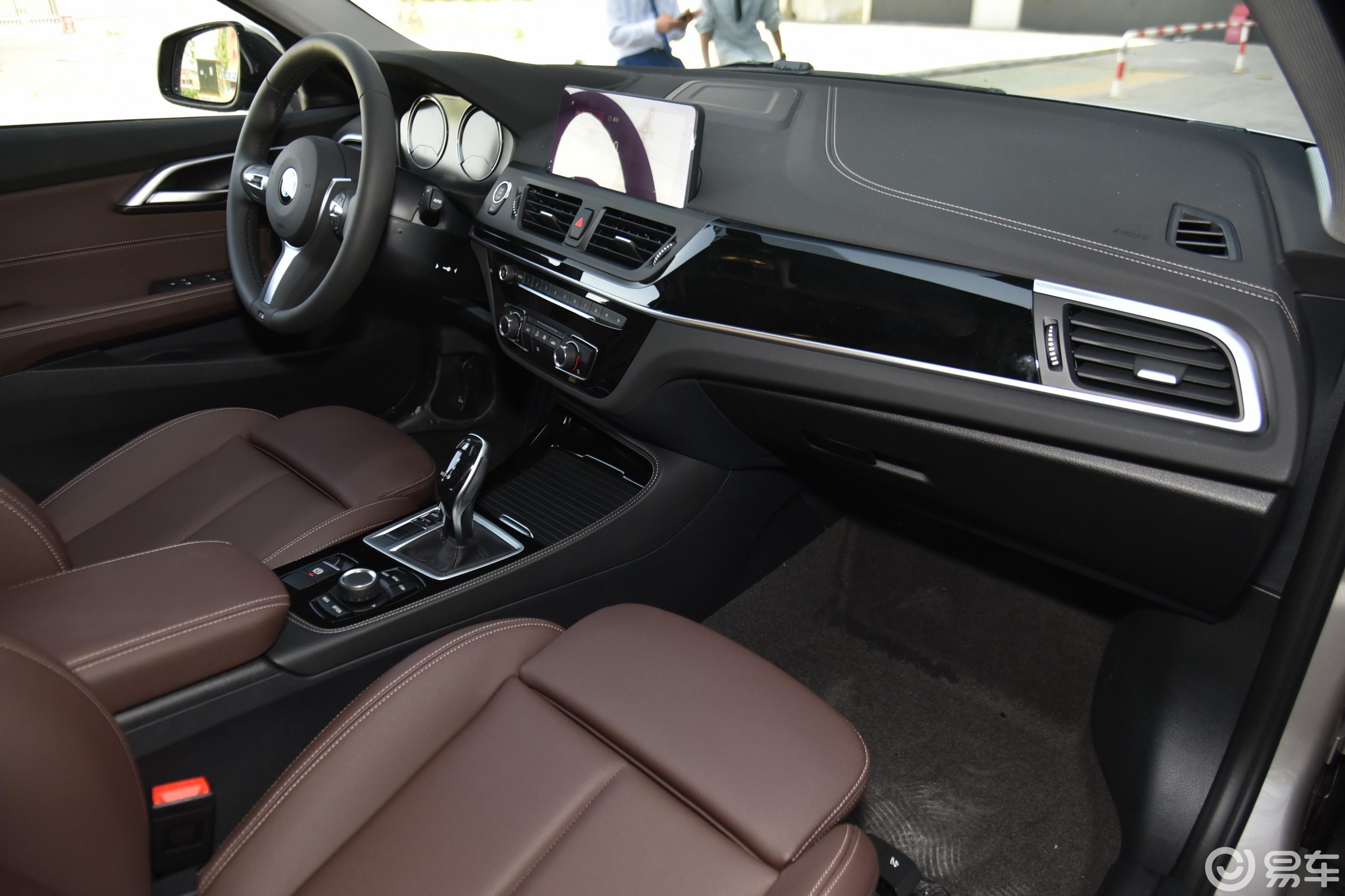 【宝马1系2020款120i m运动套装内饰全景副驾驶员方向汽车图片-汽车