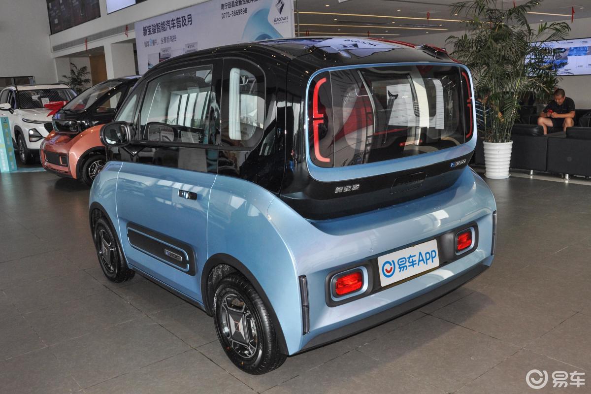 【宝骏e3002020款星际智趣版 3座侧后45度车头向左水平汽车图片-汽车