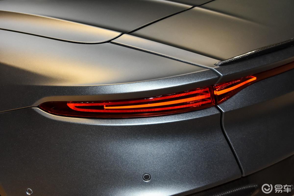 【阿斯顿·马丁dbs2019款superleggera volante尾灯侧45度俯拍汽车