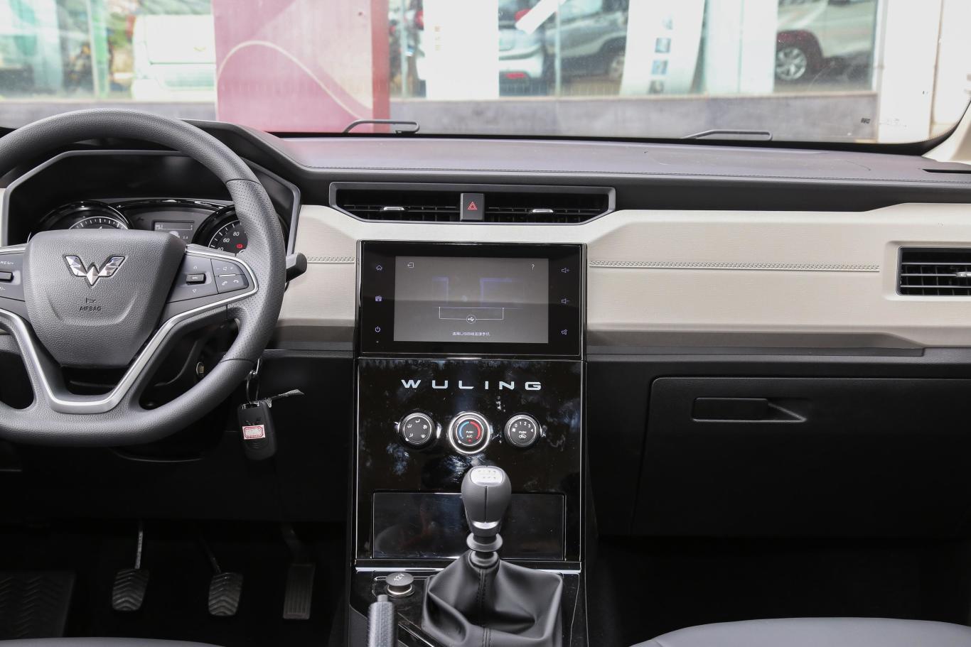 五菱宏光plus1.5l 手动 舒适型 7座中控台整体