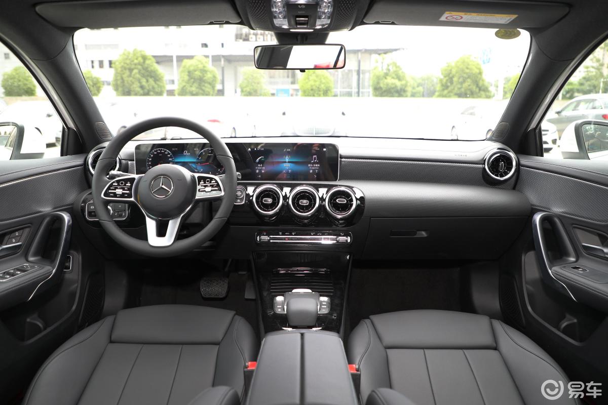 【奔驰a级2020款改款 a 180 l 运动轿车内饰全景正拍汽车图片-汽车