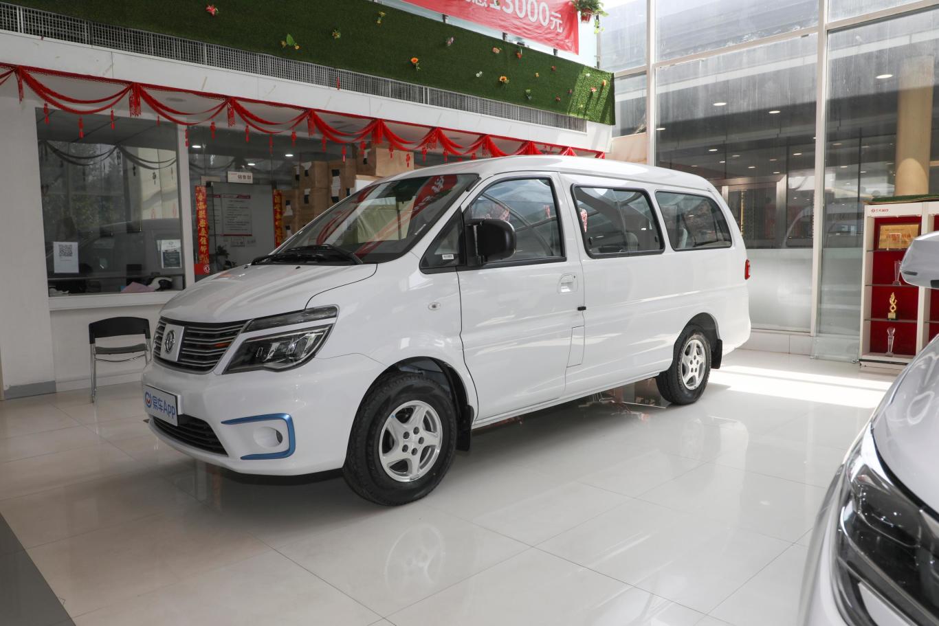 菱智m5 ev长航版 舒适型 7座正侧车头向左水平