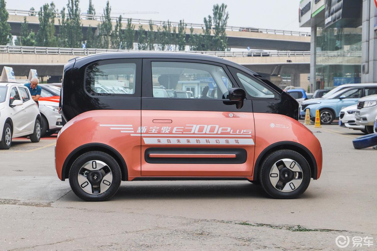 【宝骏e3002020款plus 星际智行版 4座正侧车头向右水平汽车图片-汽车