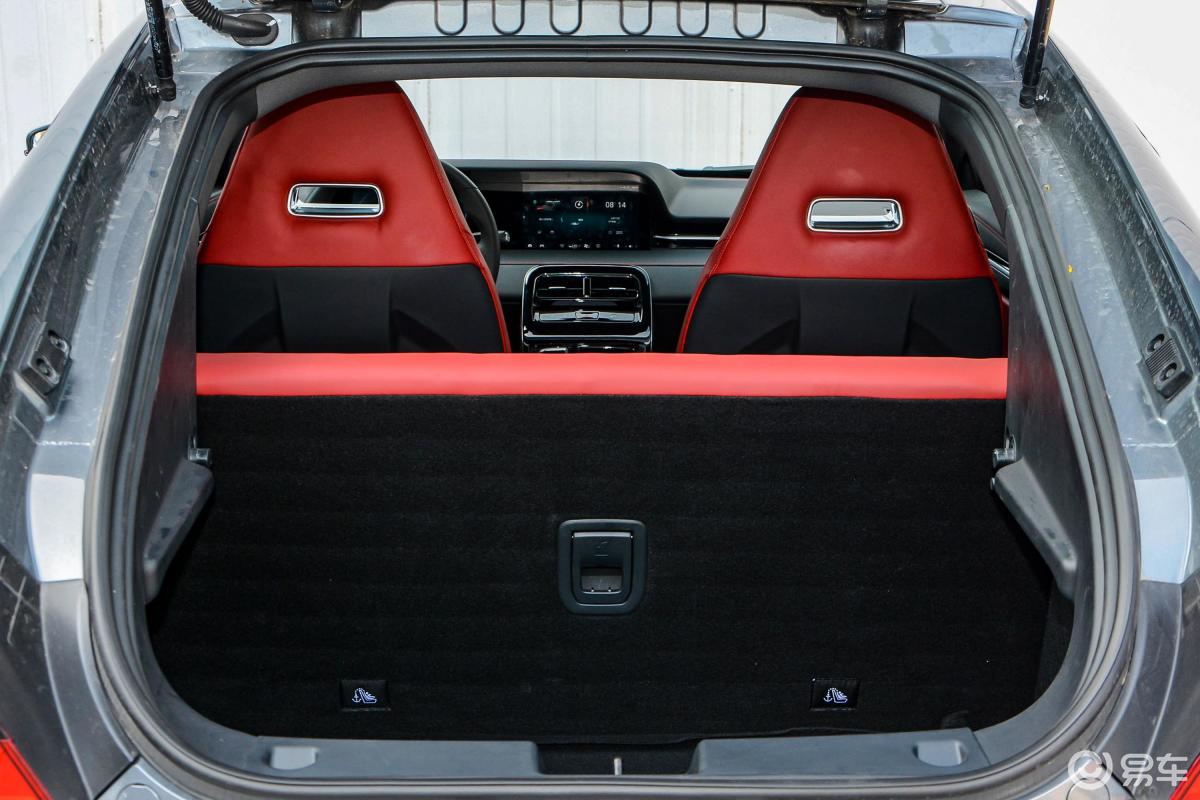 【零跑s012020款460 pro后排头部空间体验汽车图片-汽车图片大全】